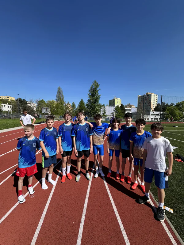 Skupina Longi Performance na atletickom ovále