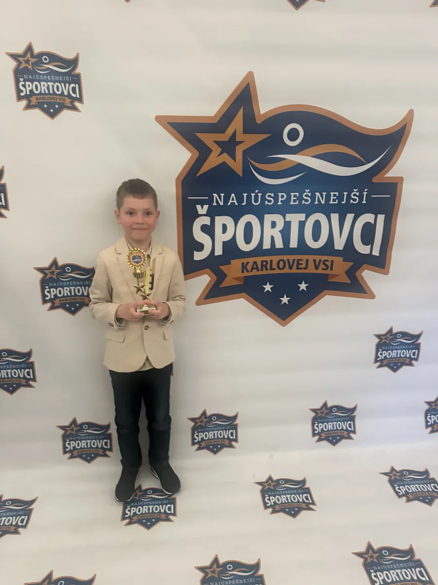 Pretekár Longi Supermaxi s trofejou
