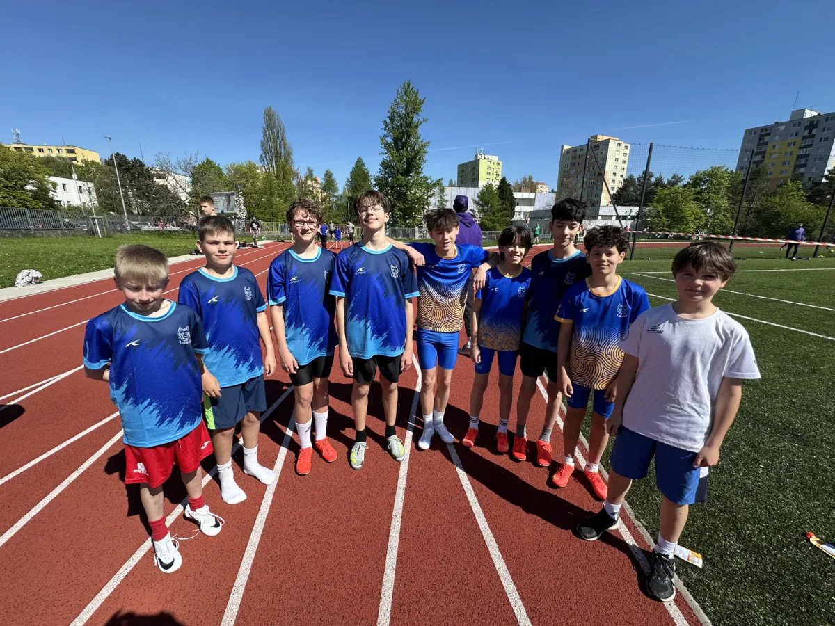 Deti a tréneri Longital sport club na atletickom ovále