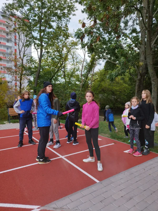 Trénerka s deťmi pri atletickej aktivite